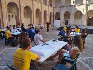 Un moment del taller de Daniel Wahl al claustre de Sant Bonaventura
