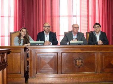 El conseller Iago Negueruela i el baltle de Llucmajor, Bernadí Vives, presenten els projectes del SOIB Joves Qualificats i Programa 30 que permetran al consistori contractar 23 persones