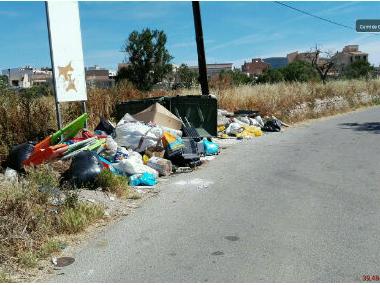 L'Ajuntament de Llucmajor retira contenidors i neteja punts d'abocaments de residus a foravila