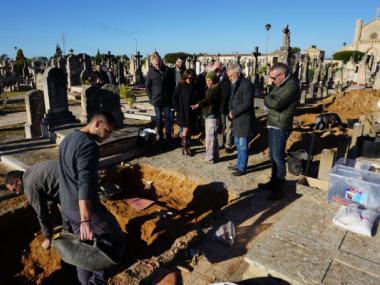 Iniciades les tasques d'exhumació de la fossa del cementiri de Llucmajor