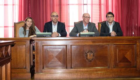 El conseller Iago Negueruela i el baltle de Llucmajor, Bernadí Vives, presenten els projectes del SOIB Joves Qualificats i Programa 30 que permetran al consistori contractar 23 persones