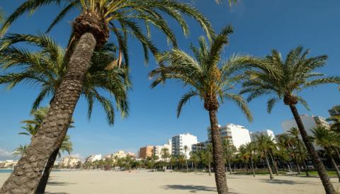 La platja de s'Arenal tendrà passarel·la i zona d'ombra per a persones amb mobilitat reduïda 