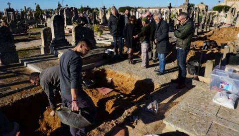 Iniciades les tasques d'exhumació de la fossa del cementiri de Llucmajor
