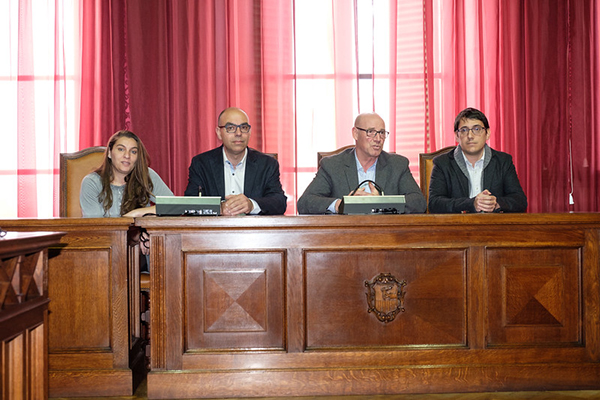 El conseller Iago Negueruela i el baltle de Llucmajor, Bernadí Vives, presenten els projectes del SOIB Joves Qualificats i Programa 30 que permetran al consistori contractar 23 persones